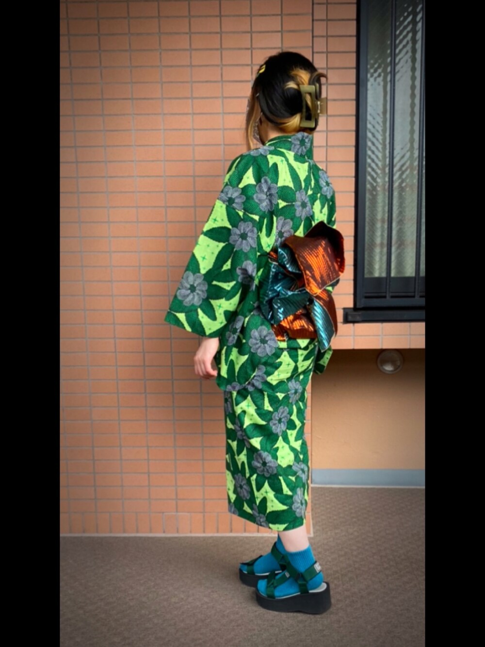 グリーン系のサンダル、ブルー系のシューズ小物/雑貨、グリーン系の浴衣を着用したレディースの夏コーディネートの2枚目の写真