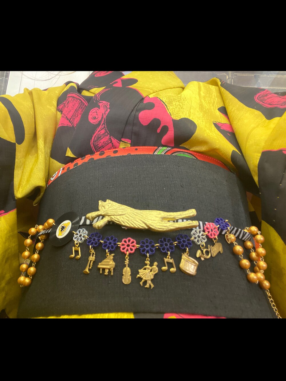 グリーン系のサンダル、イエロー系の浴衣、ブラック系の和装小物を着用したレディースの夏コーディネートの2枚目の写真