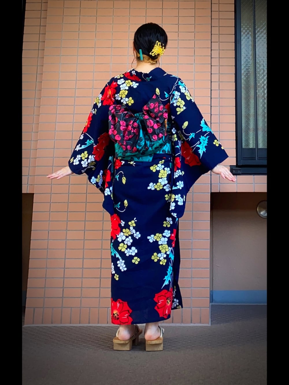 その他のサンダル、その他の浴衣、ブラック系の着物を着用したレディースの夏コーディネートの2枚目の写真