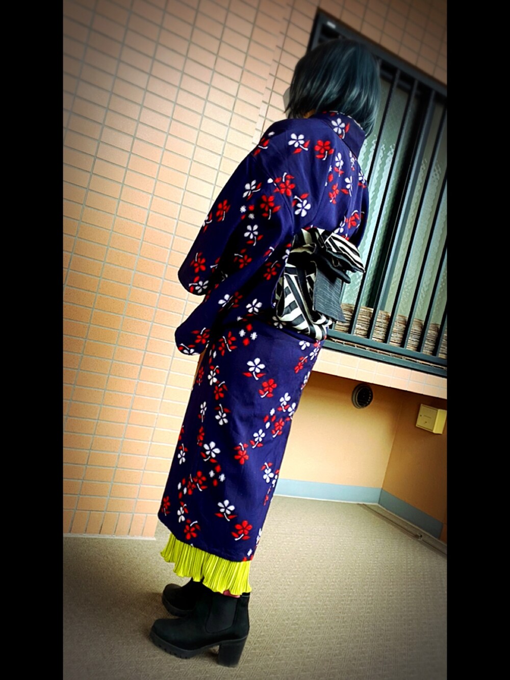 グリーン系のスカート、ブラック系のブーツ、ブルー系の着物を着用したレディースの春コーディネートの2枚目の写真