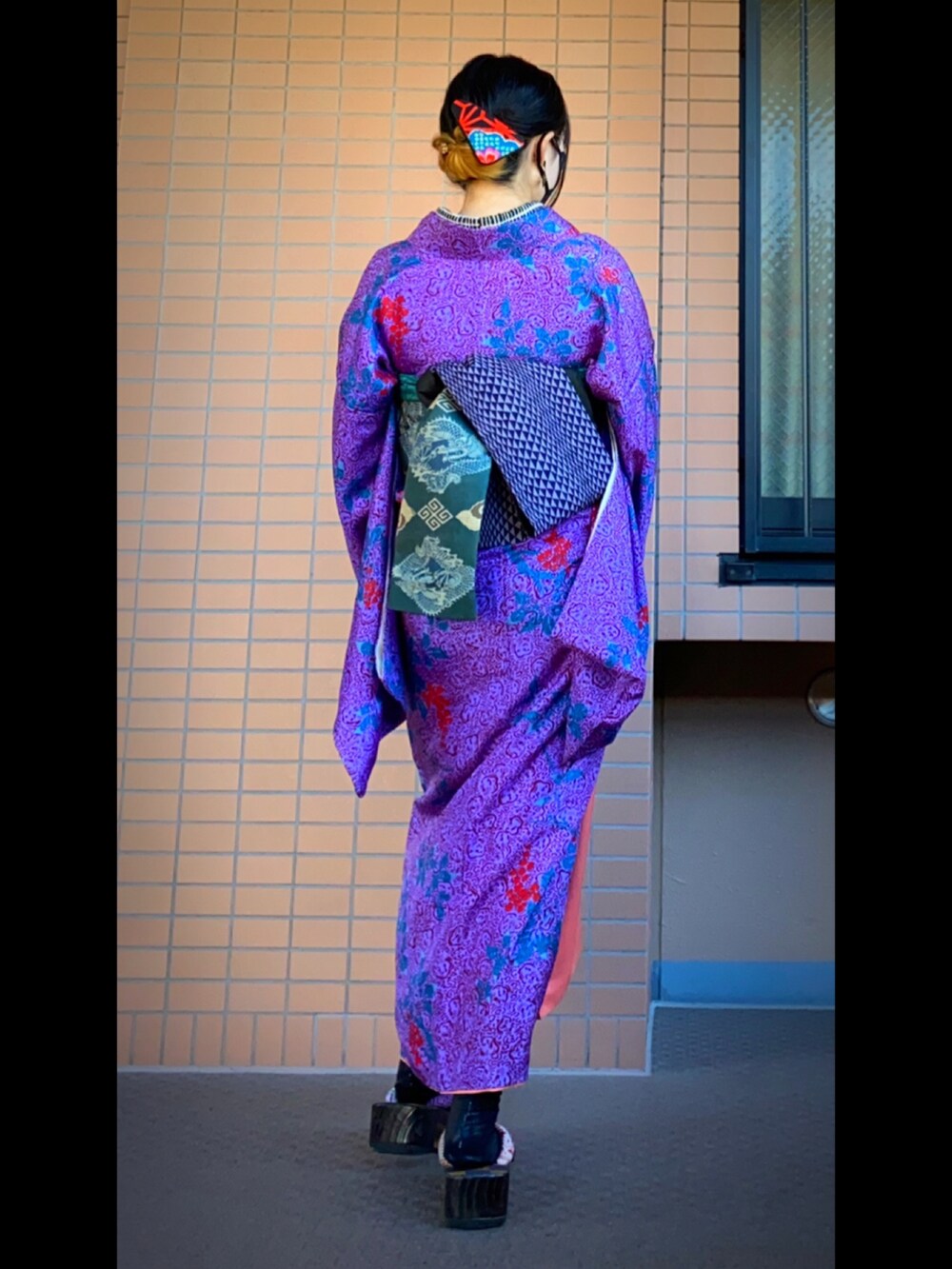 その他のその他シューズ、パープル系の着物、グリーン系の和装小物を着用したレディースの冬コーディネートの2枚目の写真