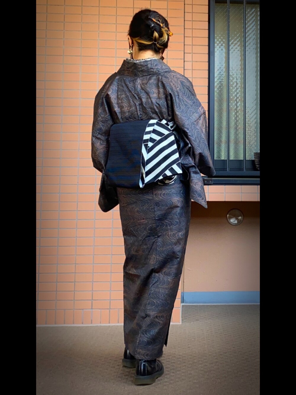 ブラック系のブーツ、ブラック系の着物、ブラック系の和装小物を着用したレディースの春コーディネートの2枚目の写真