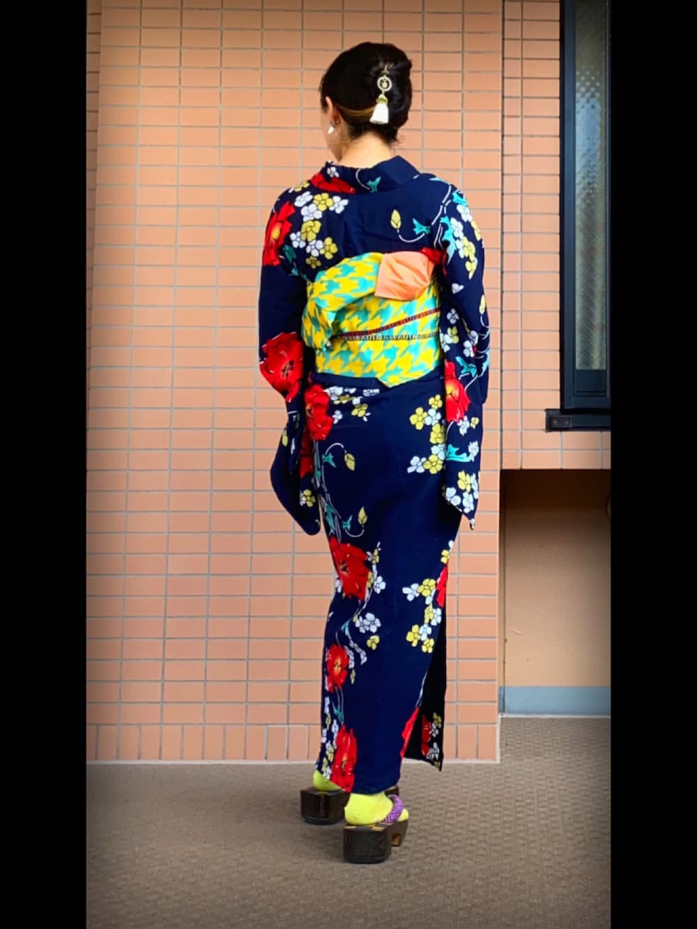 その他のその他シューズ、グリーン系のその他ヘアアクセサリー、その他の浴衣を着用したレディースの夏コーディネートの2枚目の写真