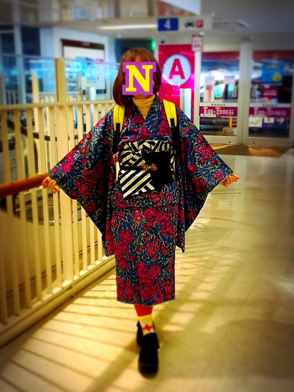 「着物、花柄、銘仙、和洋折衷、帯結ばない帯結び」｜「銘仙の袷の銘仙👘（着物、その他）」を使った、mrs.nicolmicalsさん（レディース・154cm）の春コーディネートの2枚目の写真