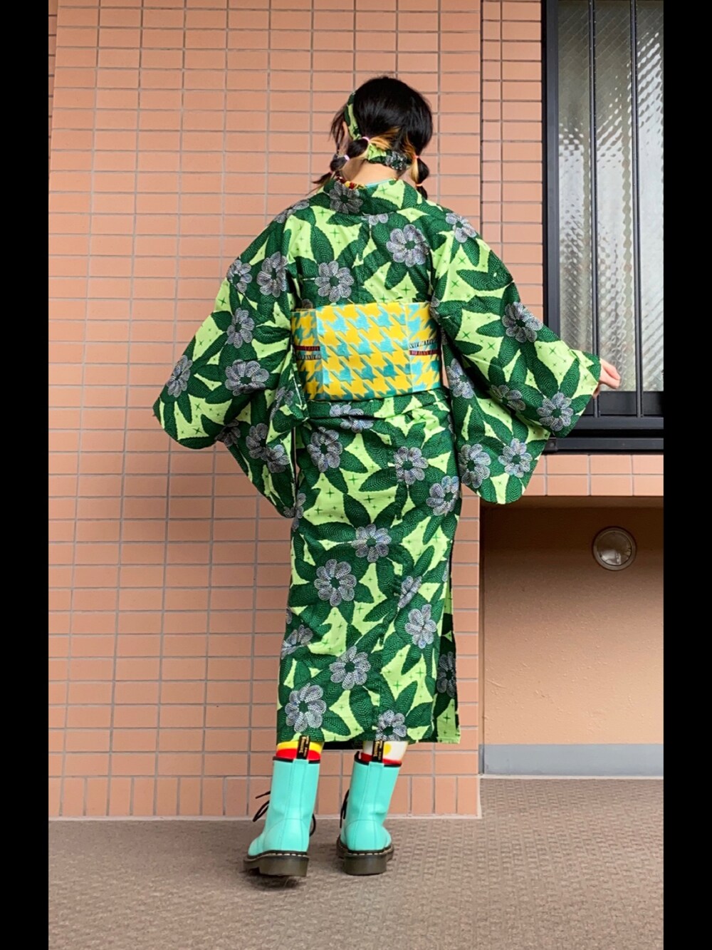 グリーン系のブーツ、グリーン系の浴衣、イエロー系の和装小物を着用したレディースの秋コーディネートの2枚目の写真