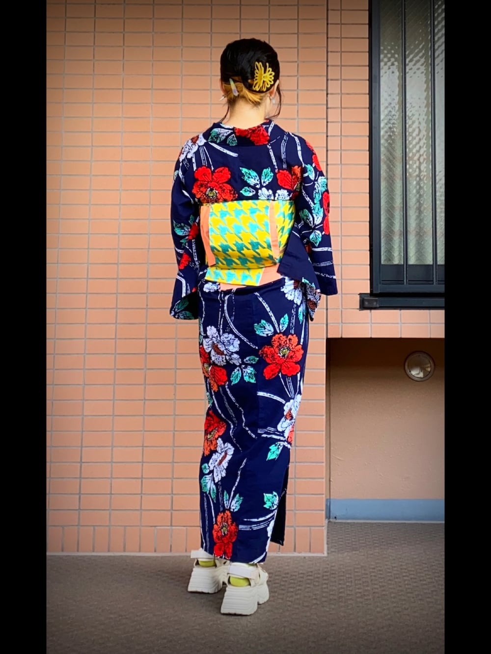 ベージュ系のサンダル、ブルー系のイヤリング、ブルー系の浴衣を着用したレディースの夏コーディネートの2枚目の写真