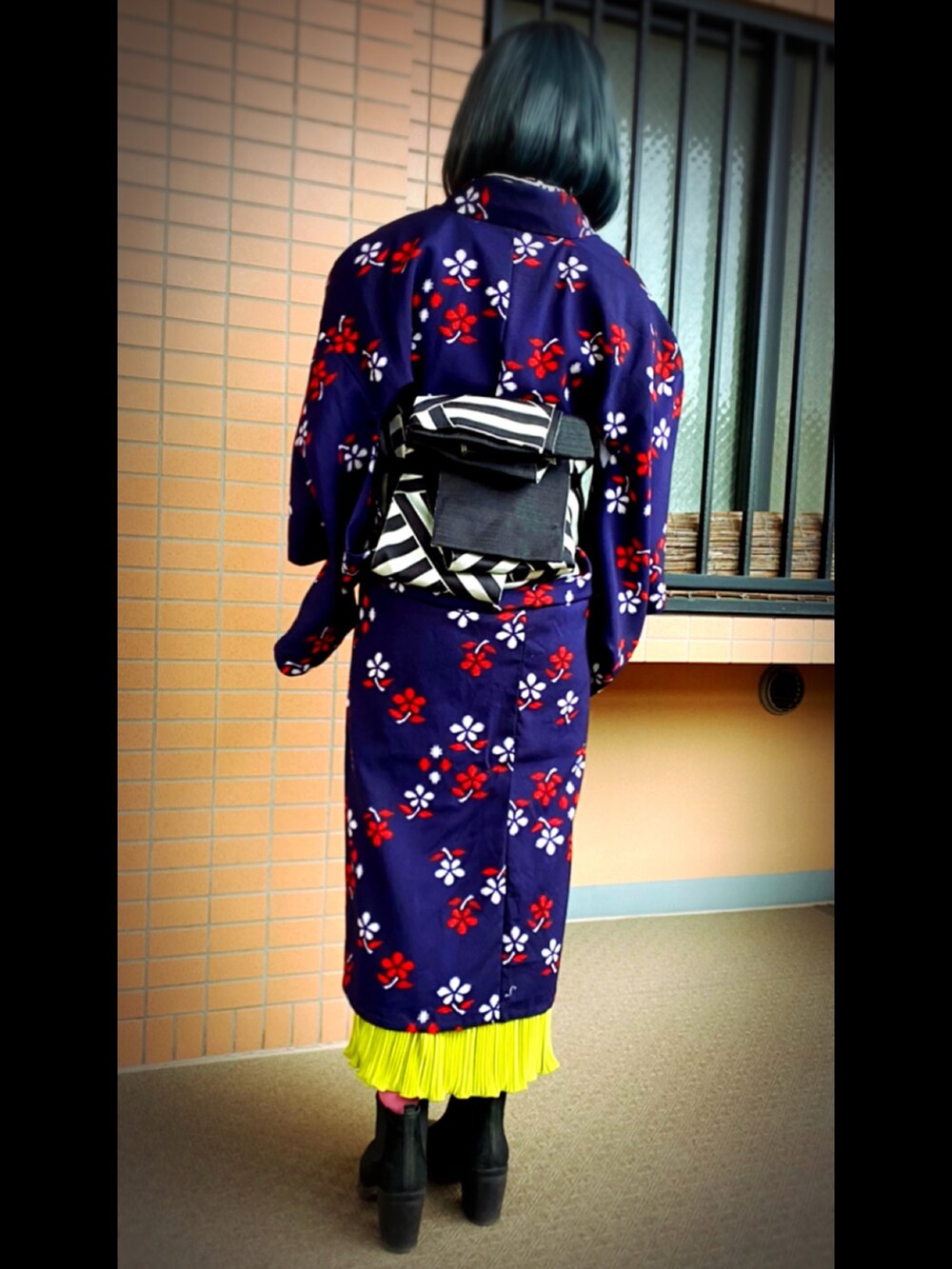 グリーン系のスカート、ブラック系のブーツ、ブルー系の着物を着用したレディースの春コーディネートの3枚目の写真