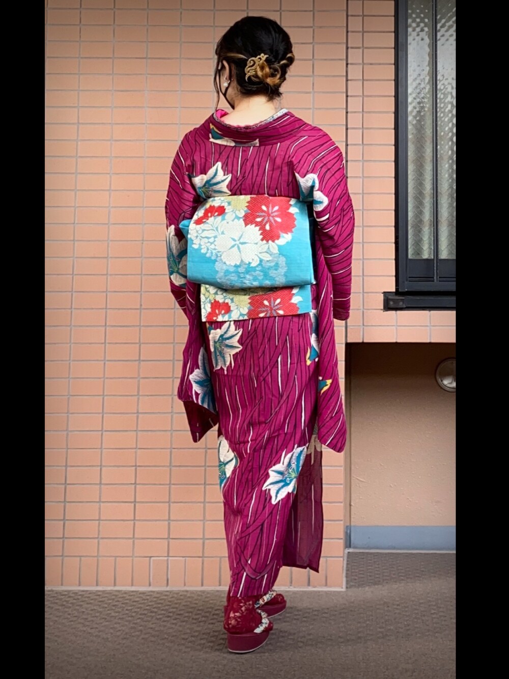 レッド系のその他シューズ、ピンク系のバッグ、ゴールド系のヘアアクセサリーを着用したレディースの夏コーディネートの2枚目の写真