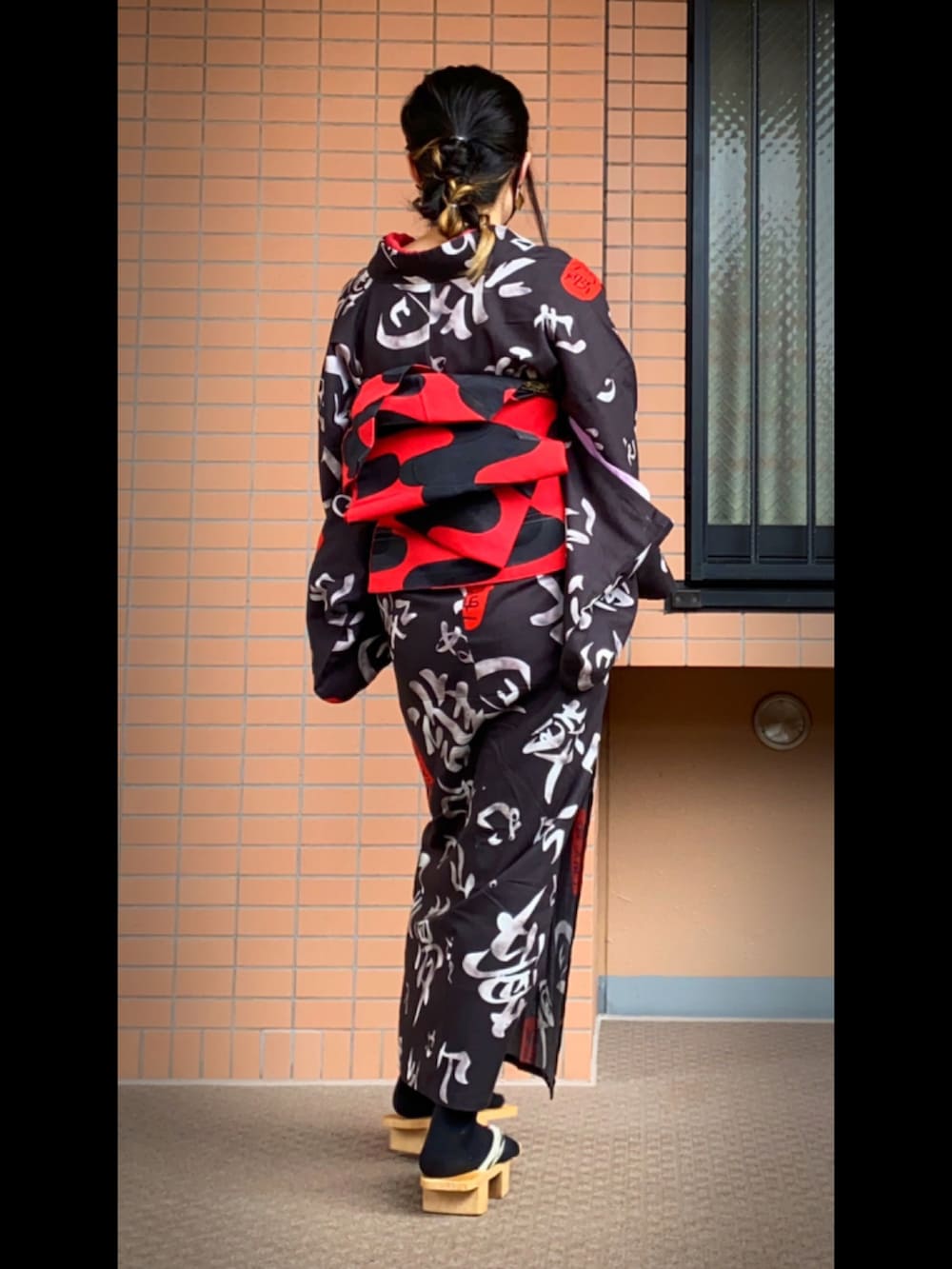 「浴衣、浴衣コーデ、着物、着物コーデ、下駄」｜「ヰロハ狐のいろは歌浴衣🦊（浴衣、ブラック系）」を使った、mrs.nicolmicalsさん（レディース・152cm）の夏コーディネートの2枚目の写真