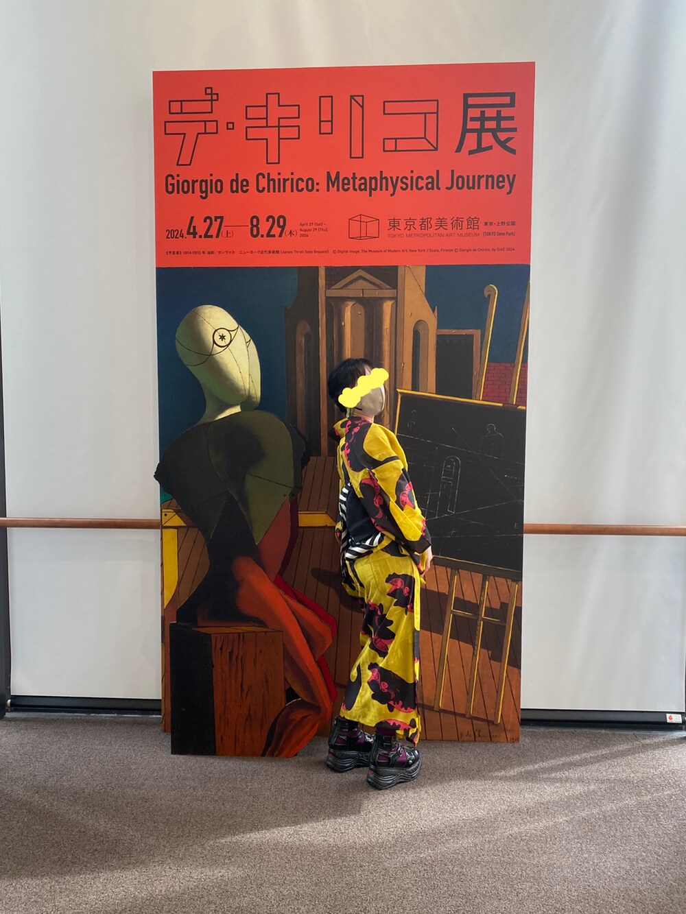 ピンク系のバッグ、ブラック系のサンダル、ゴールド系のヘアアクセサリーを着用したレディースの夏コーディネートの3枚目の写真