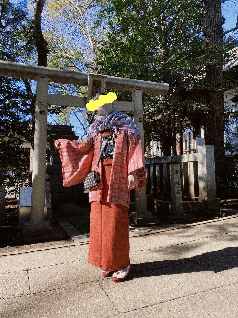 レッド系のその他シューズ、ブラック系のショルダーバッグ、レッド系の着物を着用したレディースの冬コーディネートの2枚目の写真