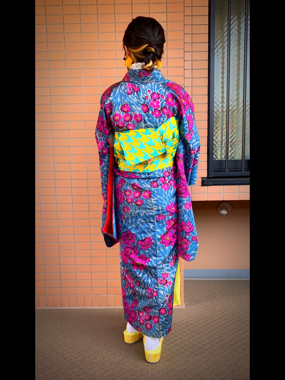 イエロー系のシューズ、その他の着物、イエロー系の和装小物を着用したレディースの春コーディネートの2枚目の写真