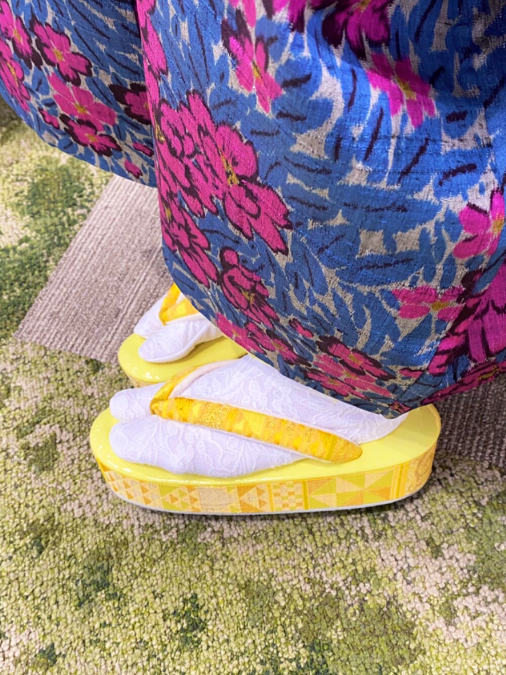 イエロー系のシューズ、その他の着物、イエロー系の和装小物を着用したレディースの春コーディネートの4枚目の写真