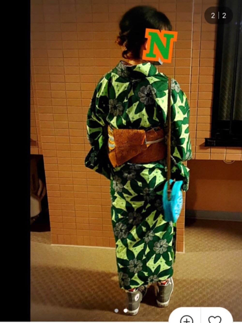 グレー系のスニーカー、グリーン系の浴衣、オレンジ系の和装小物を着用したレディースの夏コーディネートの4枚目の写真