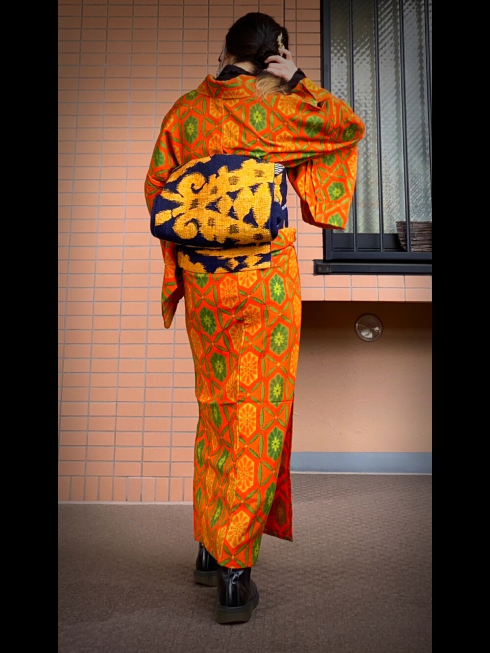 「着物コーデ、和洋折衷、着物×ブーツ」｜「no brandの単衣のアンサンブル👘（着物、オレンジ系）」を使った、mrs.nicolmicalsさん（レディース・151cm）の春コーディネートの2枚目の写真