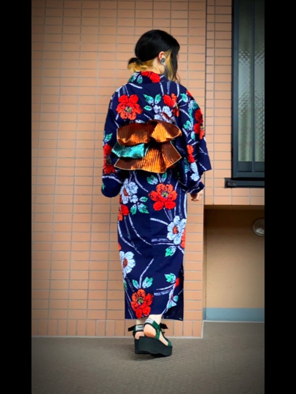 「浴衣、浴衣コーデ」｜「アイディーネットの芥子の花柄浴衣👘(リサイクル)（浴衣、ブルー系）」を使った、mrs.nicolmicalsさん（レディース・154cm）の夏コーディネートの2枚目の写真