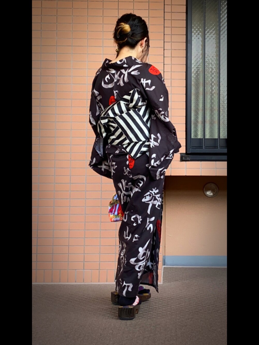 その他のバッグ、その他のその他シューズ、ブラック系の浴衣を着用したレディースの夏コーディネートの2枚目の写真