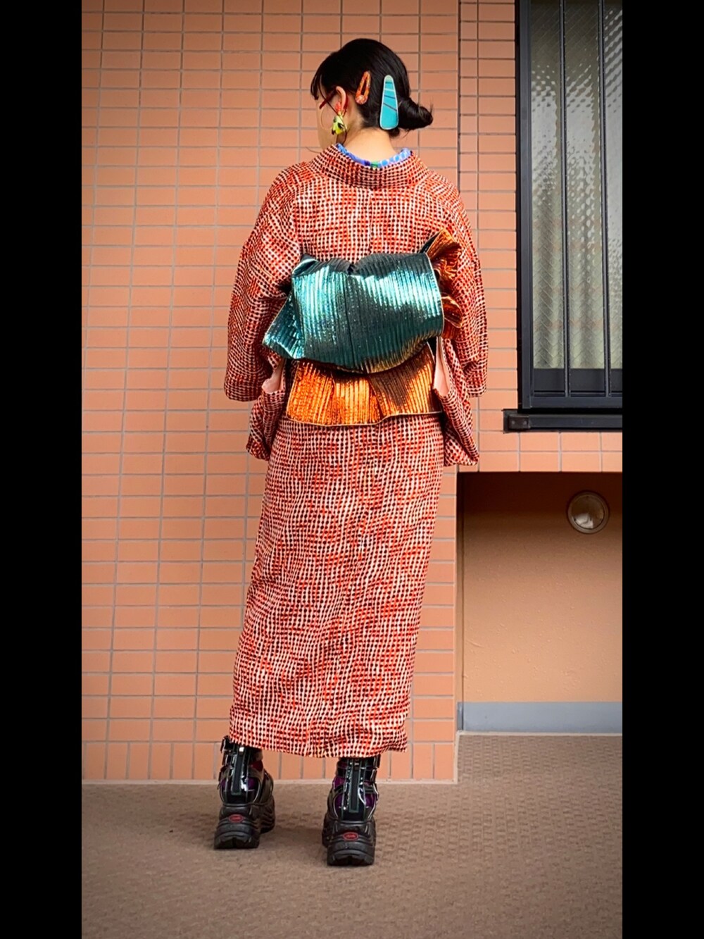 ブラック系のサンダル、その他のイヤリング、その他の和装小物を着用したレディースの春コーディネートの2枚目の写真