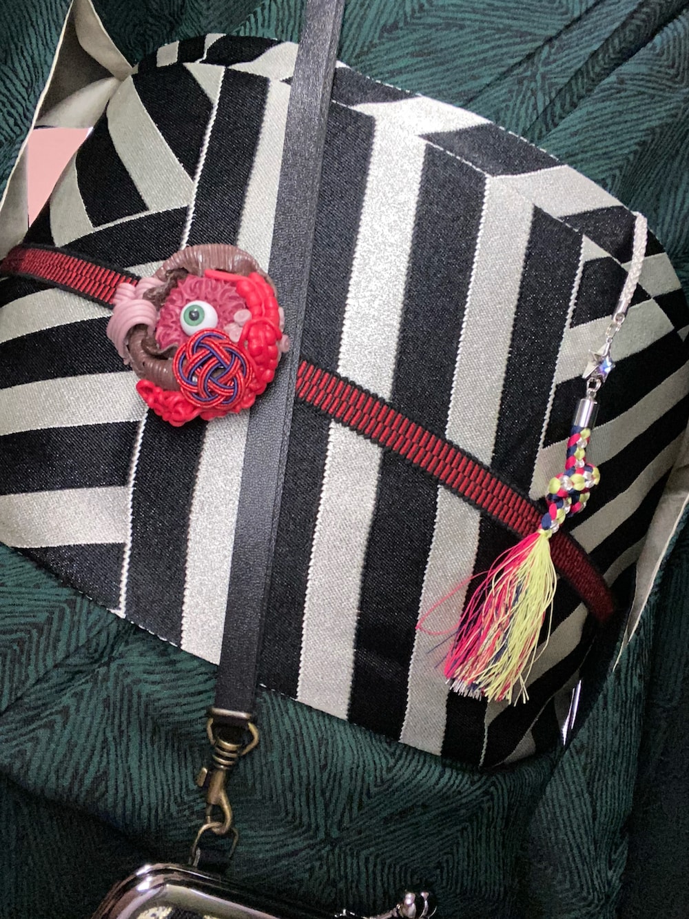 ブラック系のサンダル、ゴールド系のヘアアクセサリー、グリーン系の着物を着用したレディースの秋コーディネートの3枚目の写真