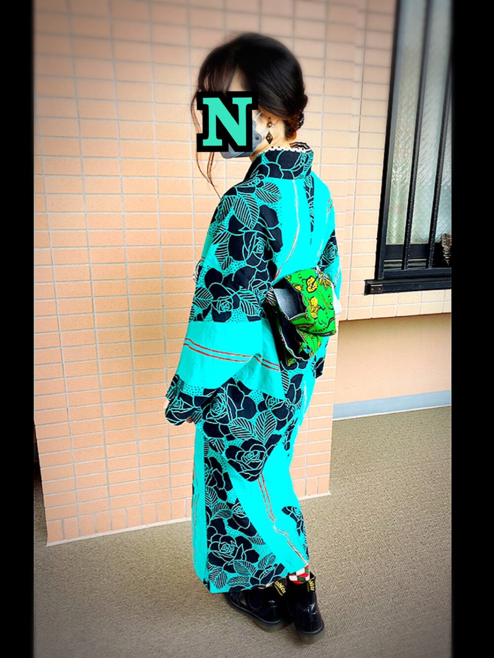 ブラック系のブーツ、グリーン系の浴衣、ホワイト系の着物を着用したレディースの夏コーディネートの2枚目の写真