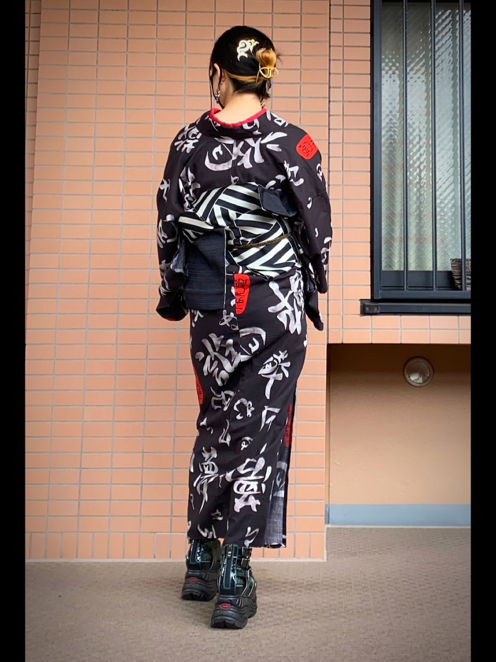 ブラック系のサンダル、ブラック系の浴衣、その他の着物を着用したレディースの春コーディネートの2枚目の写真