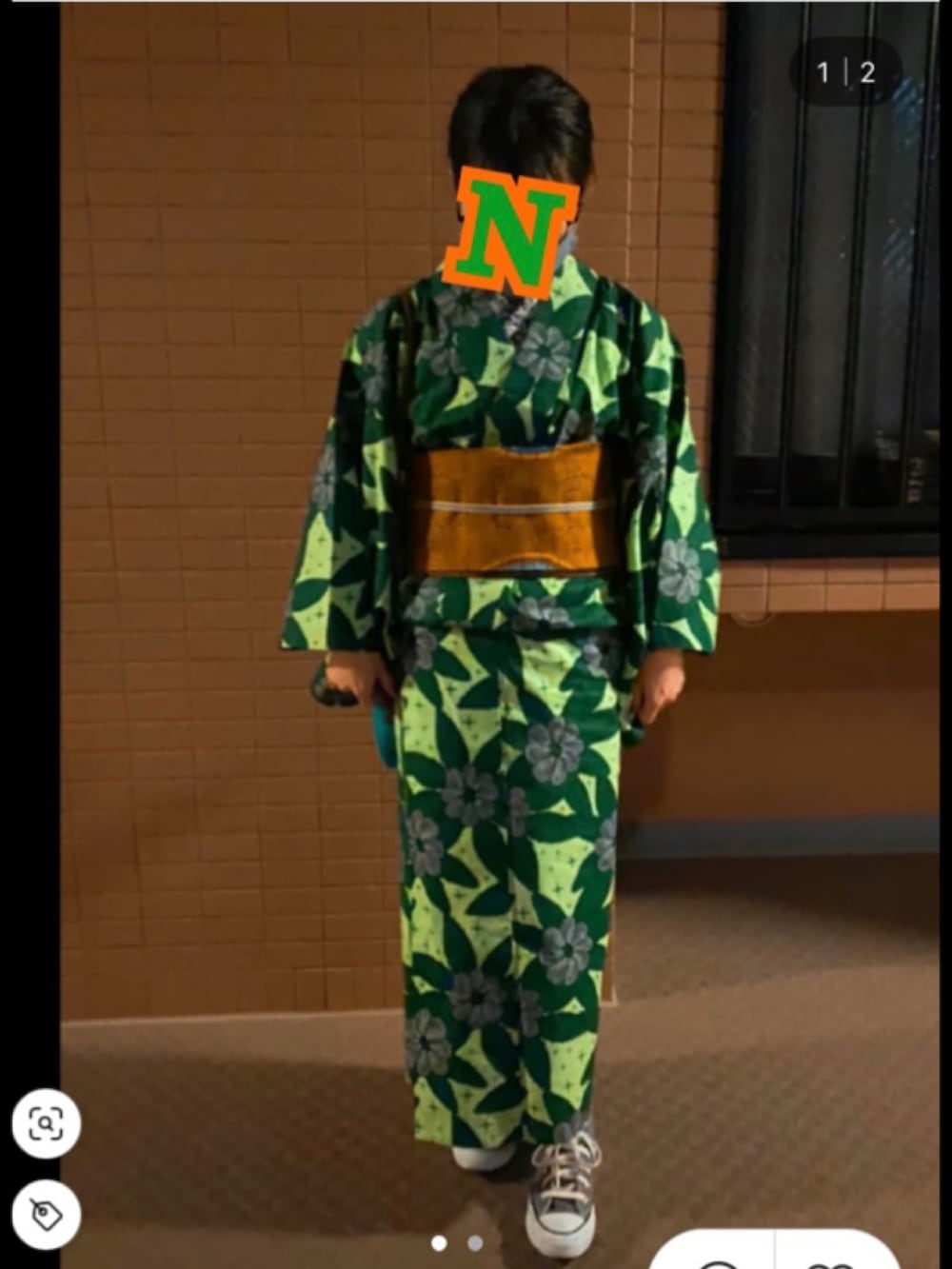 グレー系のスニーカー、グリーン系の浴衣、オレンジ系の和装小物を着用したレディースの夏コーディネートの3枚目の写真