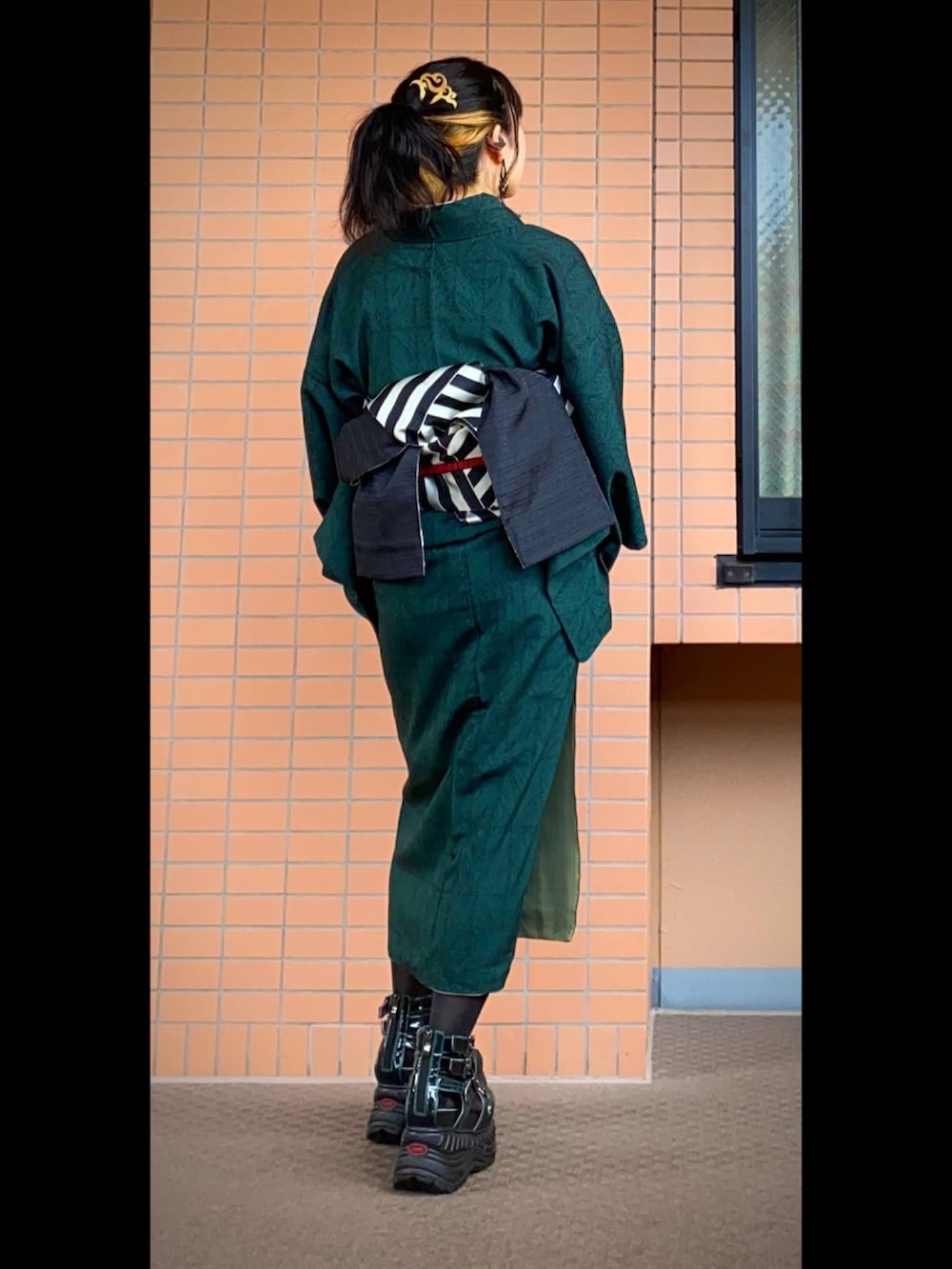 ブラック系のサンダル、ゴールド系のヘアアクセサリー、グリーン系の着物を着用したレディースの秋コーディネートの2枚目の写真