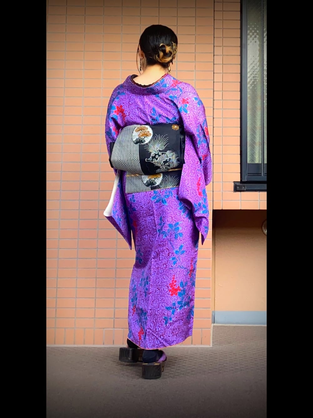 その他のその他シューズ、ゴールド系のヘアアクセサリー、グリーン系のその他ヘアアクセサリーを着用したレディースの冬コーディネートの2枚目の写真