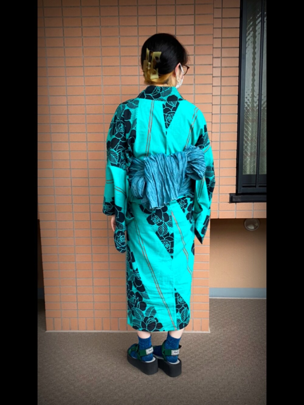 グレー系のTシャツ/カットソー、グリーン系のサンダル、グリーン系の浴衣を着用したレディースの夏コーディネートの2枚目の写真