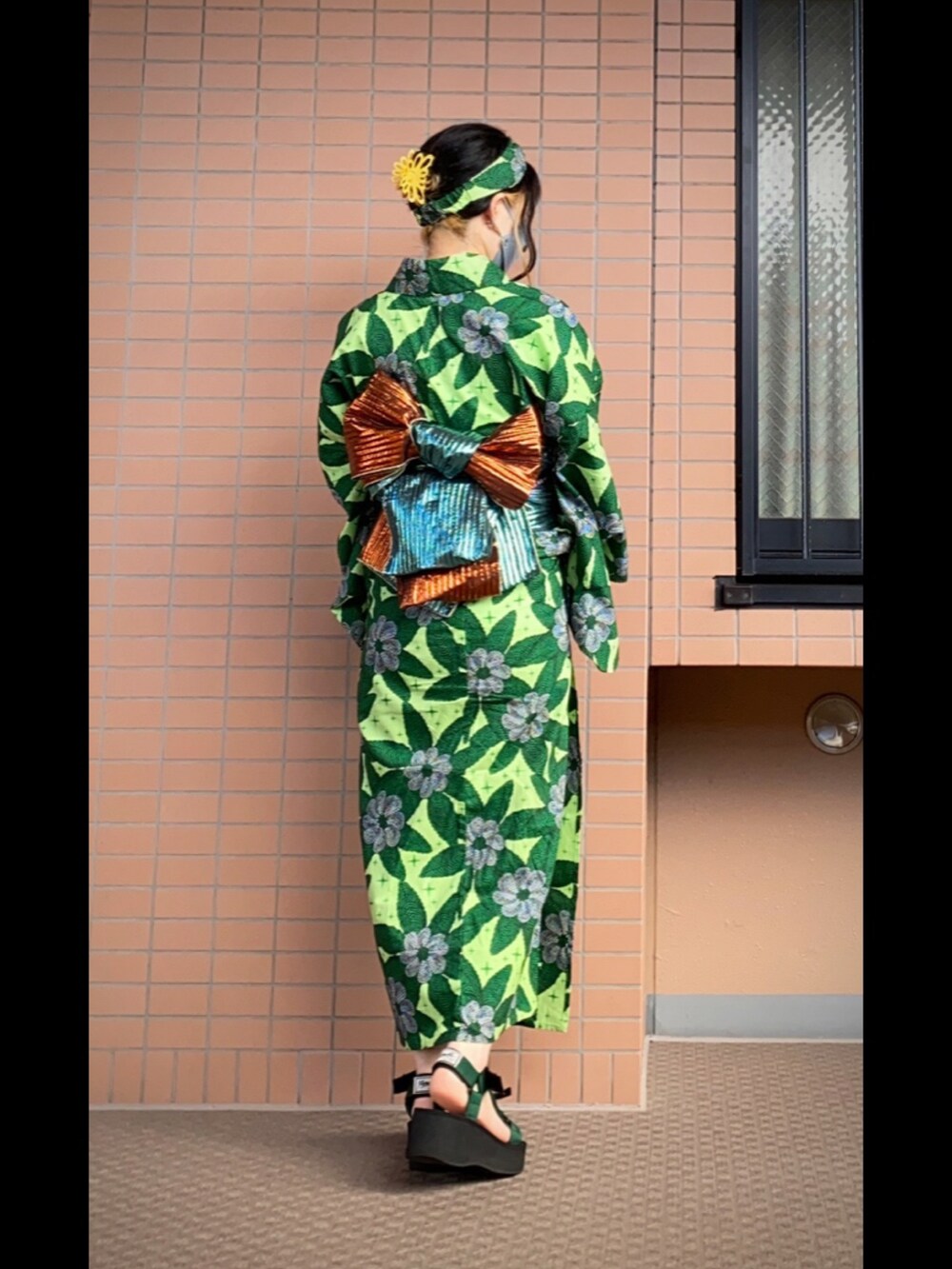 「浴衣、浴衣コーデ、何故っておばさんが着たいから、祭りじゃないのよ今夜は、ハッハーーン！、誰も見てないからってタグで遊ぶ」｜「る壺のアフリカ布浴衣👘（浴衣、グリーン系）」を使った、mrs.nicolmicalsさん（レディース・154cm）の夏コーディネートの2枚目の写真