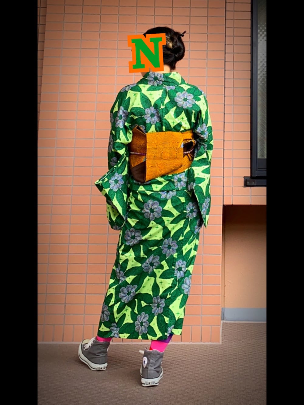 グレー系のスニーカー、グリーン系の浴衣、オレンジ系の和装小物を着用したレディースの夏コーディネートの2枚目の写真