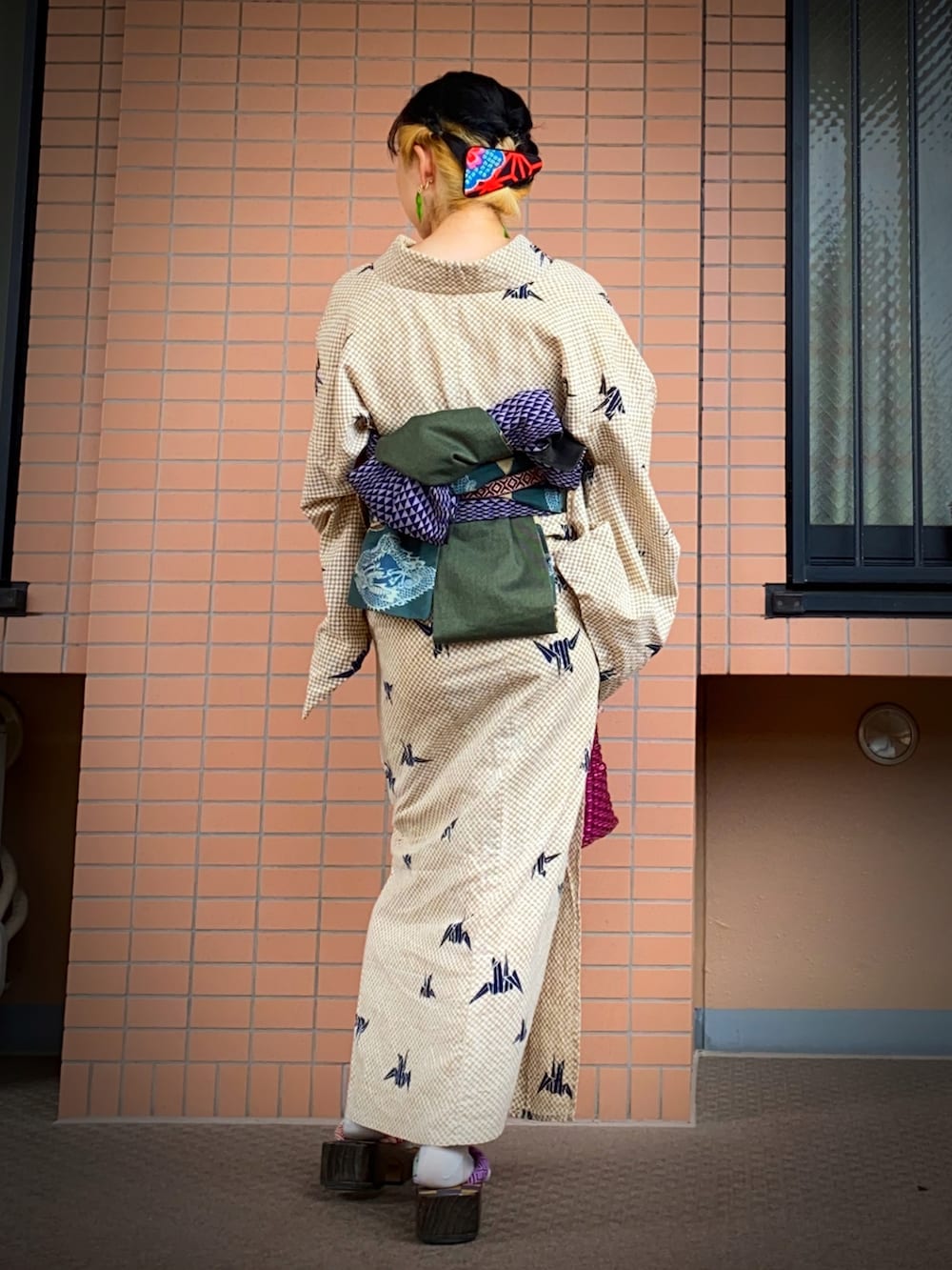 ピンク系のトートバッグ、その他のその他シューズ、グリーン系のイヤリングを着用したレディースの夏コーディネートの2枚目の写真