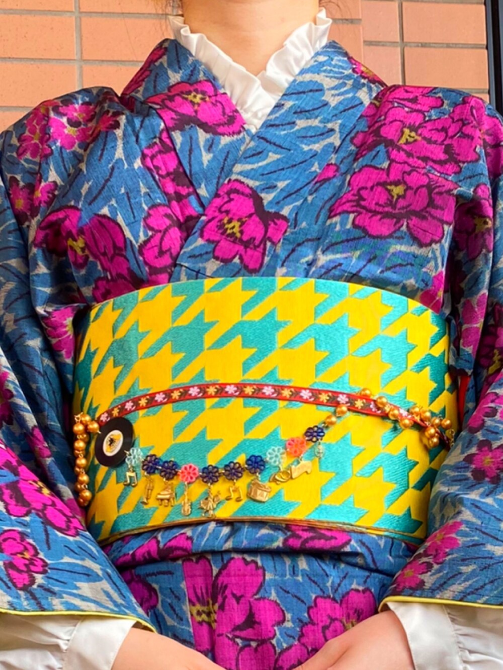 イエロー系のシューズ、その他の着物、イエロー系の和装小物を着用したレディースの春コーディネートの3枚目の写真