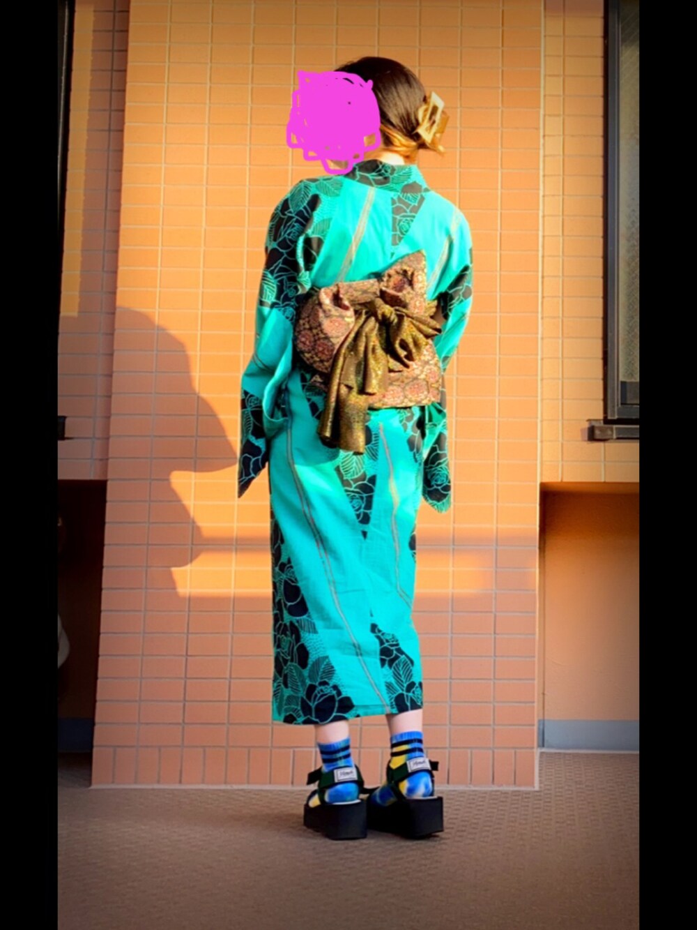 グリーン系のサンダル、グリーン系の浴衣、ブラック系の和装小物を着用したレディースの夏コーディネートの2枚目の写真