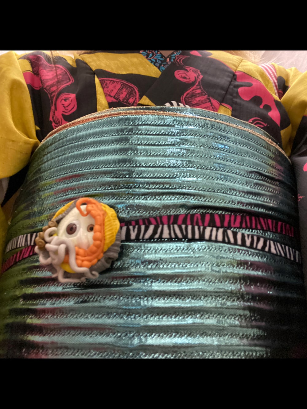 ホワイト系のスニーカー、イエロー系の浴衣、その他の和装小物を着用したレディースの秋コーディネートの3枚目の写真