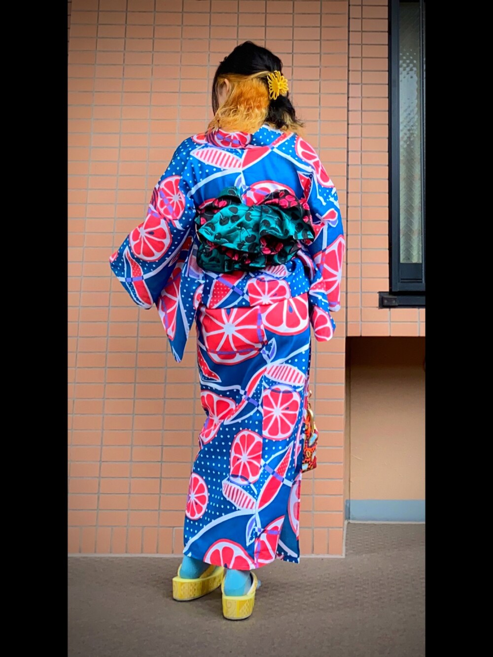 その他のバッグ、イエロー系のシューズ、ブラック系の着物を着用したレディースの夏コーディネートの2枚目の写真