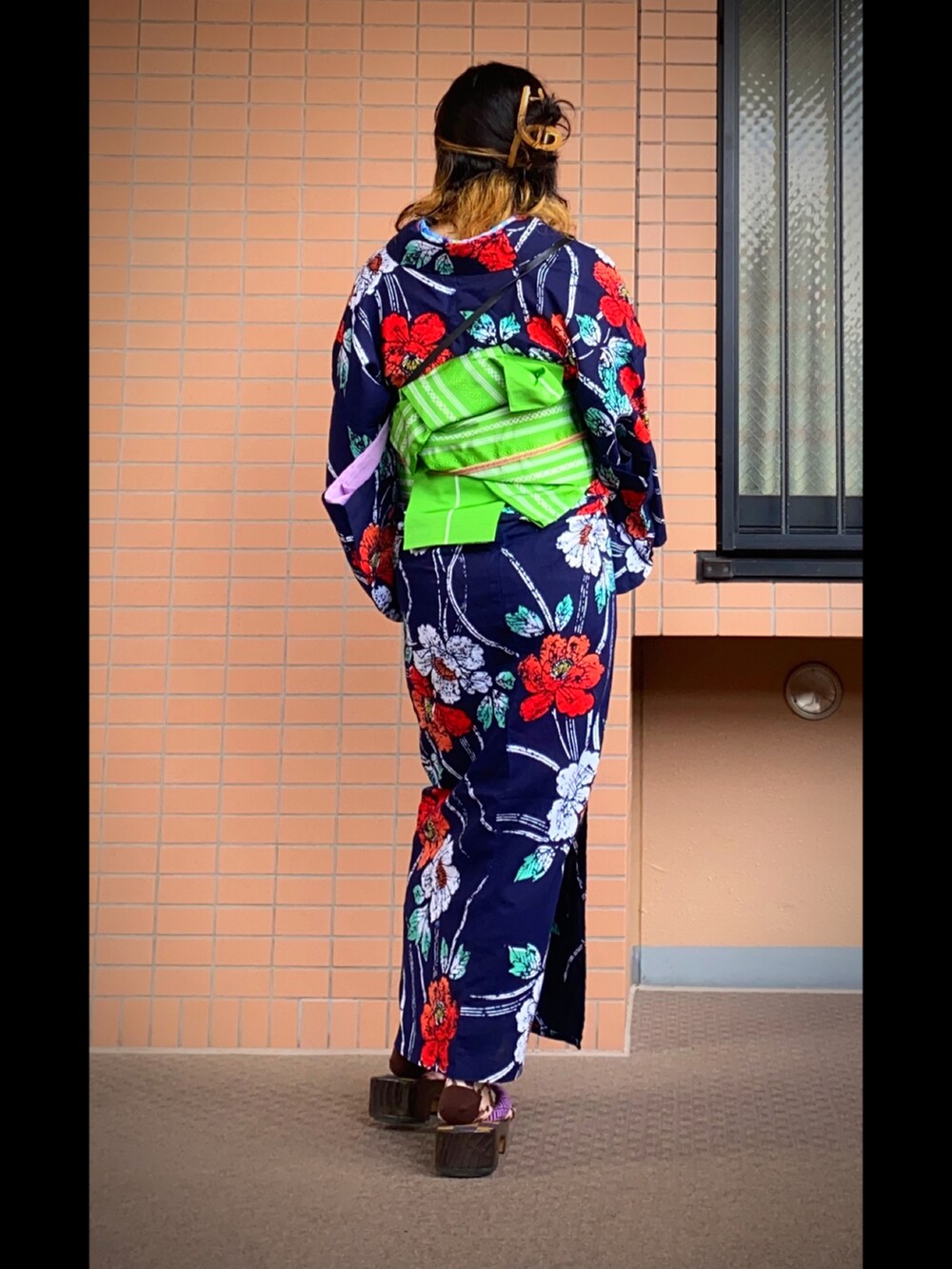 その他のその他シューズ、ブラック系のショルダーバッグ、その他の和装小物を着用したレディースの夏コーディネートの2枚目の写真