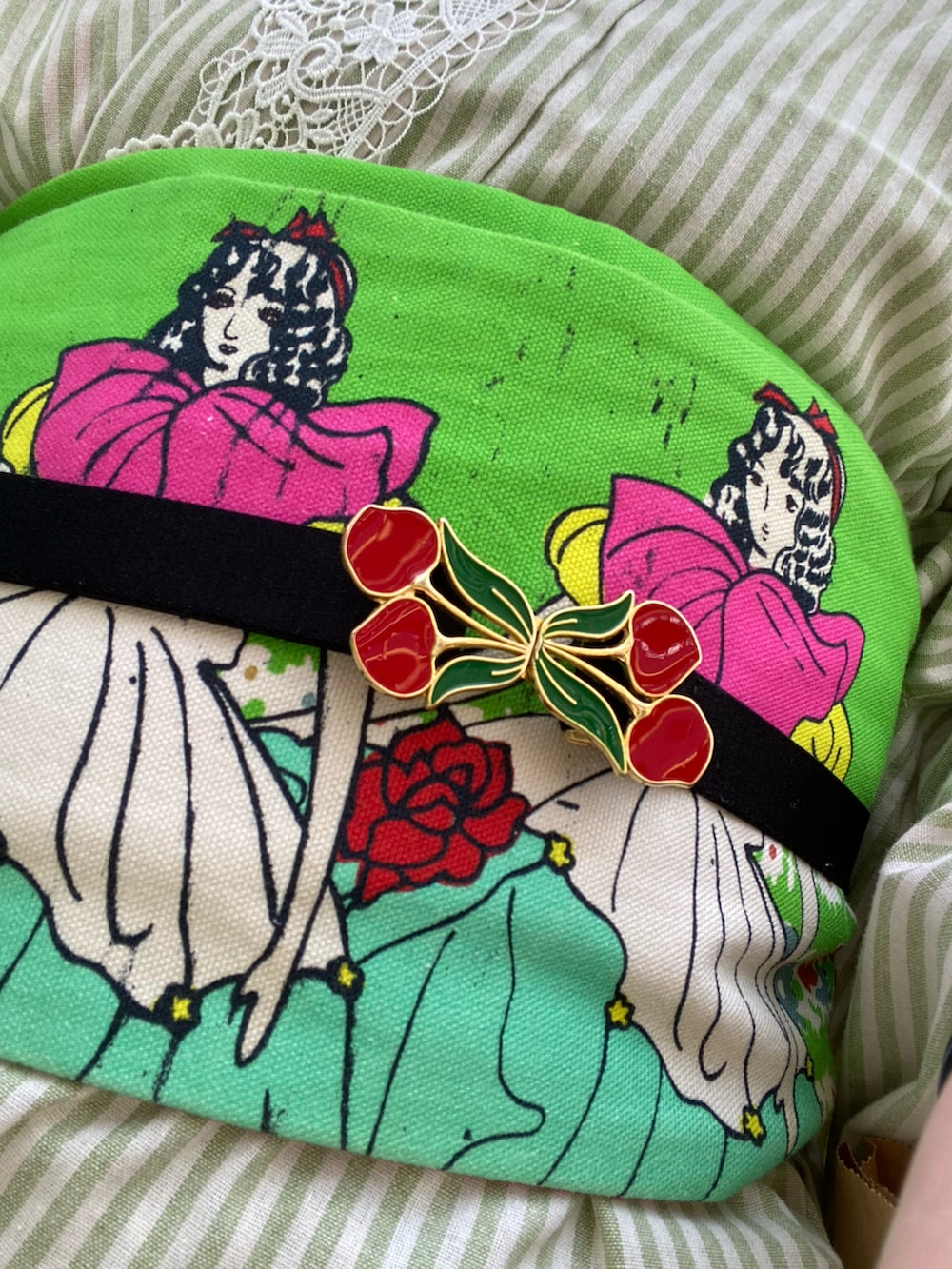 ホワイト系のスニーカー、その他のイヤリング、その他の和装小物を着用したレディースの秋コーディネートの3枚目の写真