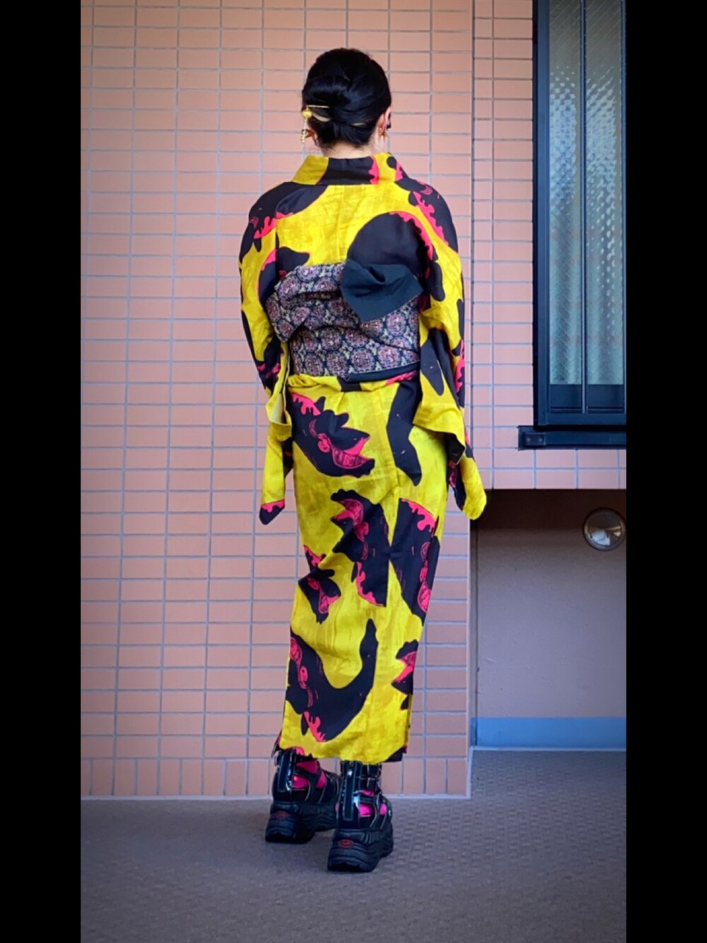 「浴衣、浴衣コーデ、浴衣×サンダル、着物×サンダル、厚底サンダル」｜「モダンアンテナのwhale浴衣（浴衣、イエロー系）」を使った、mrs.nicolmicalsさん（レディース・155cm）の夏コーディネートの2枚目の写真