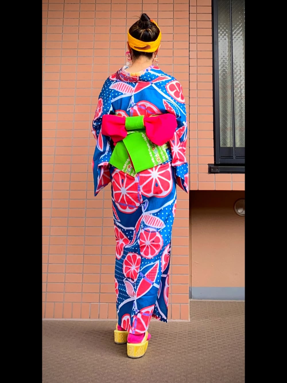 「浴衣、浴衣コーデ、着物、着物コーデ、フルーツ柄、カラフル、カラフルコーデ」｜「古今東西雑貨店イリアスのアイテム（バンダナ/スカーフ、オレンジ系）」を使った、mrs.nicolmicalsさん（レディース・154cm）の夏コーディネートの2枚目の写真