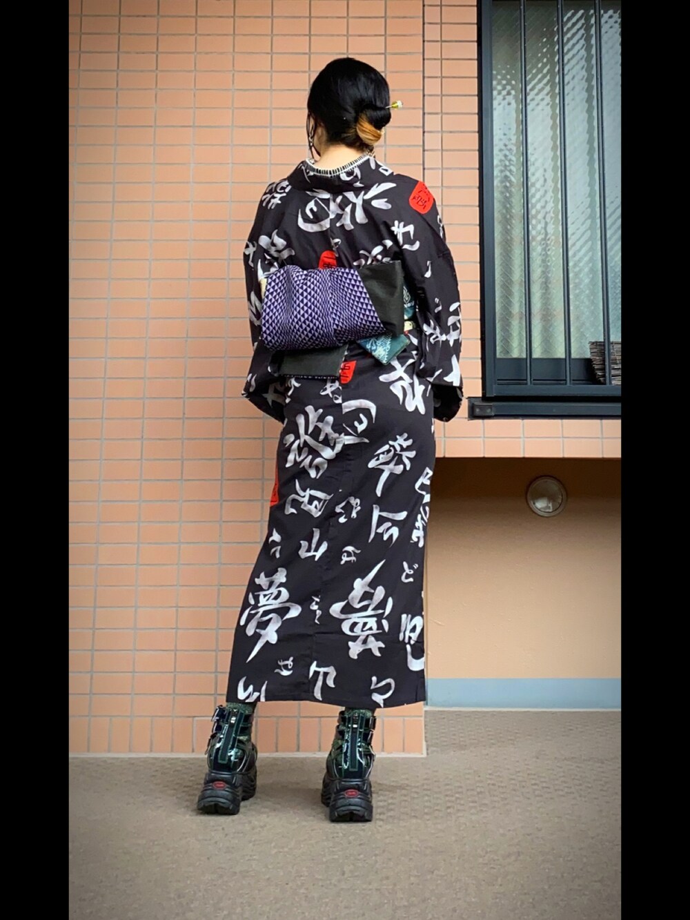 ブラック系のサンダル、ブラック系の浴衣、グリーン系の着物を着用したレディースの春コーディネートの2枚目の写真