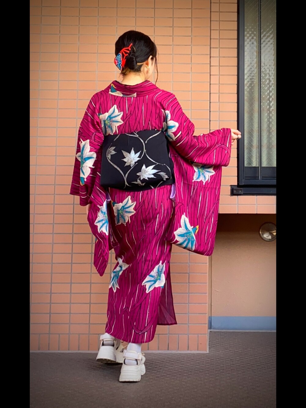 ベージュ系のサンダル、その他のバッグ、ピンク系のイヤリングを着用したレディースの秋コーディネートの2枚目の写真