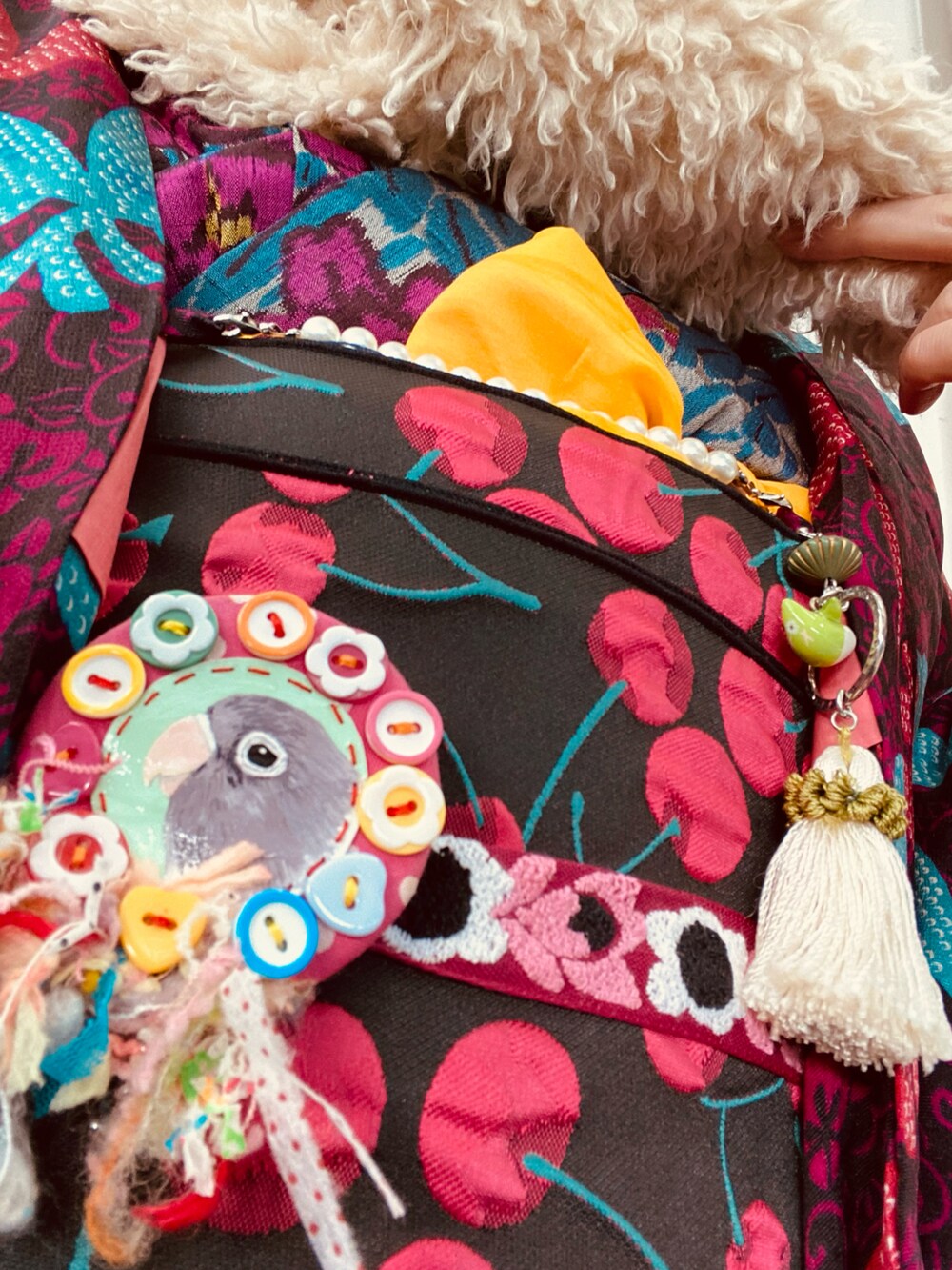 ピンク系のバッグ、その他のヘアバンド、その他の着物を着用したレディースの秋コーディネートの2枚目の写真