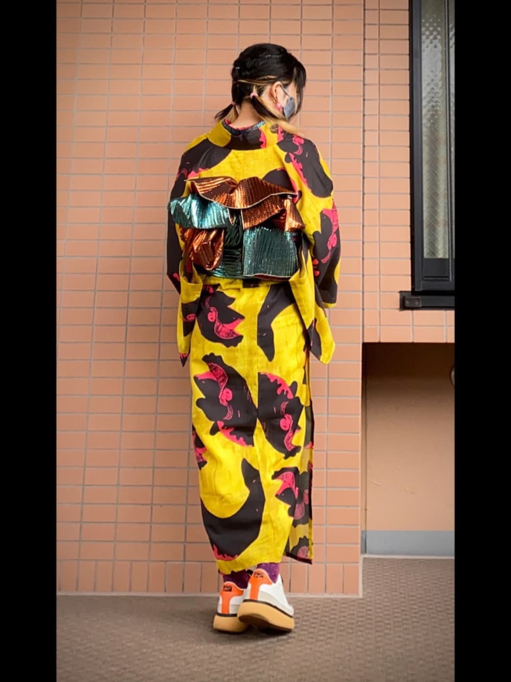 ホワイト系のスニーカー、イエロー系の浴衣、その他の和装小物を着用したレディースの秋コーディネートの2枚目の写真