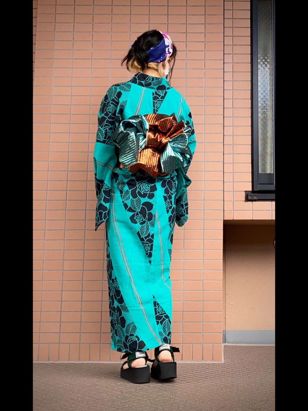 グリーン系のサンダル、グリーン系の浴衣、その他の和装小物を着用したレディースの秋コーディネートの2枚目の写真