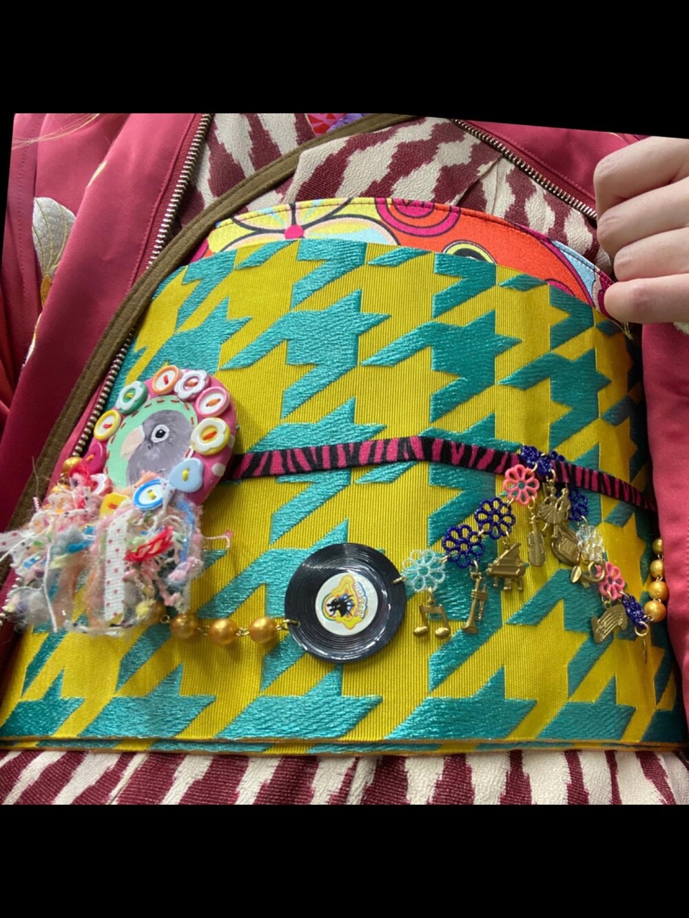 イエロー系のトップス、イエロー系のシューズ、レッド系の着物を着用したレディースの冬コーディネートの2枚目の写真