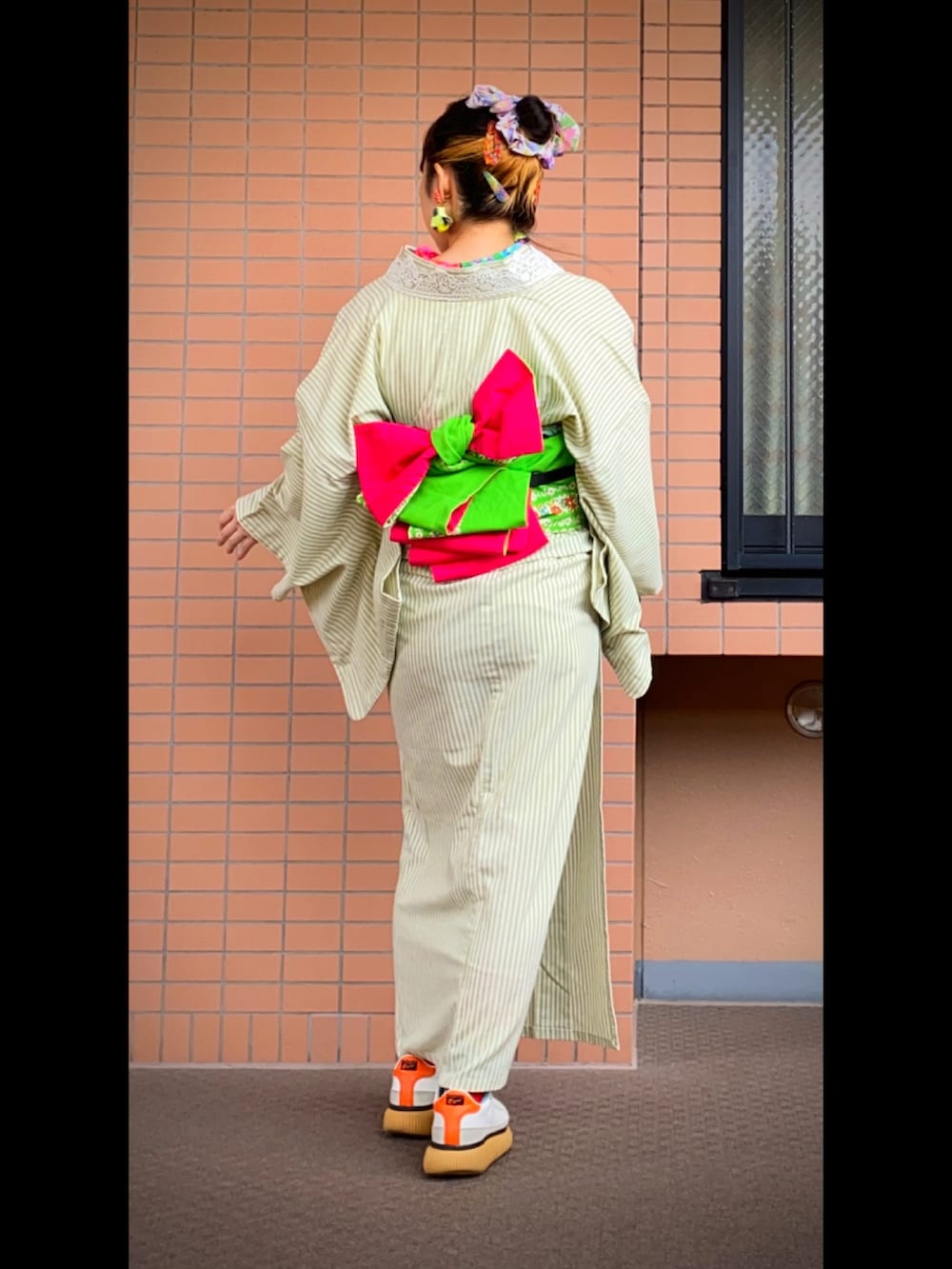 ホワイト系のスニーカー、その他のイヤリング、その他の和装小物を着用したレディースの秋コーディネートの2枚目の写真