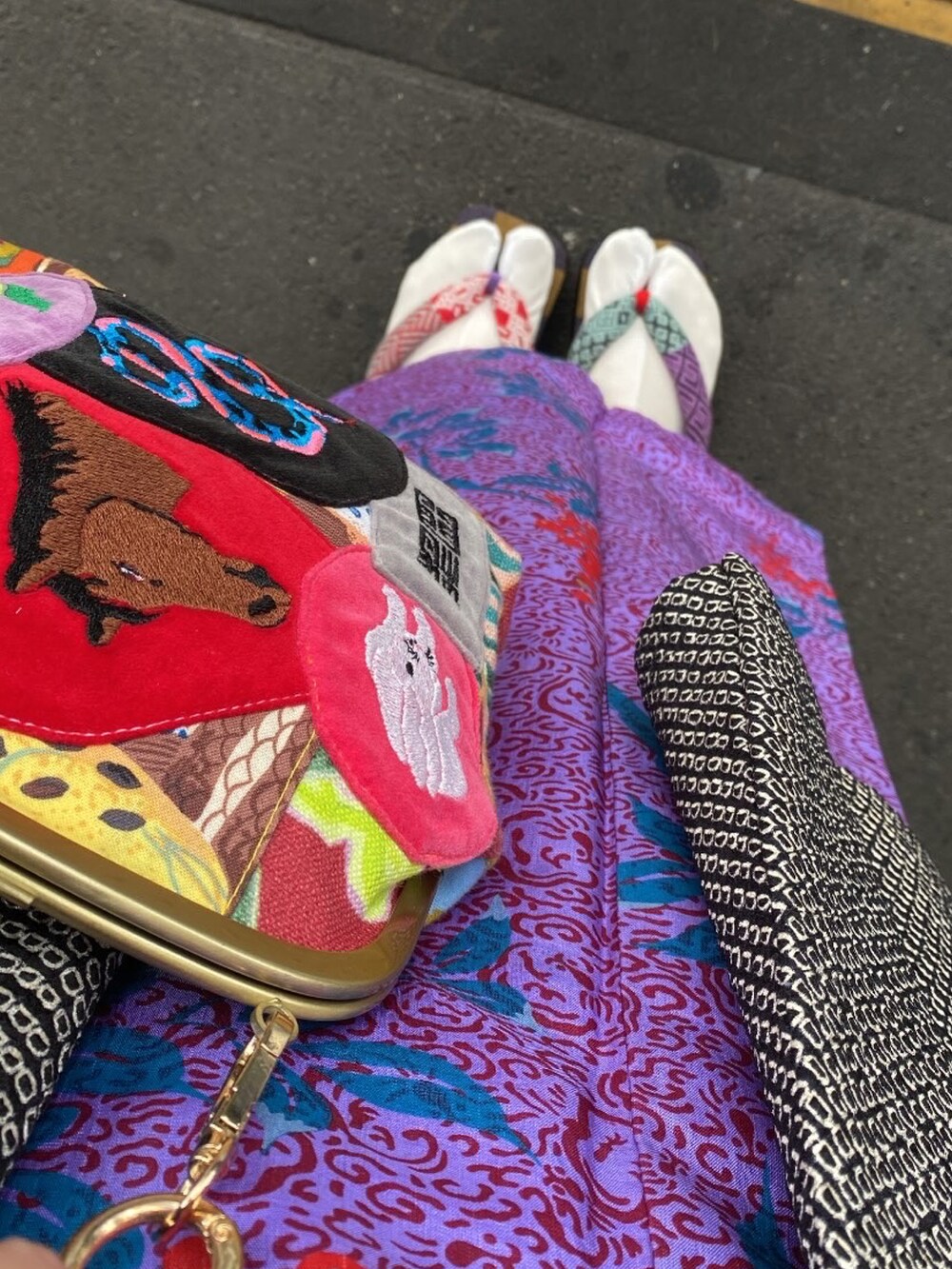 その他のその他シューズ、その他のバッグ、パープル系の着物を着用したレディースの冬コーディネートの3枚目の写真