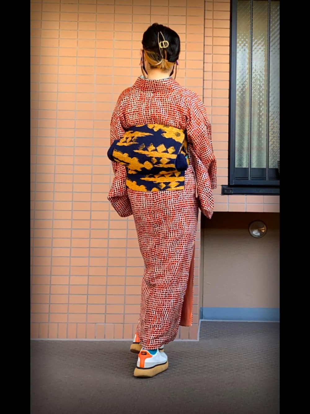 ホワイト系のスニーカー、その他の着物、オレンジ系の着物を着用したレディースの冬コーディネートの2枚目の写真