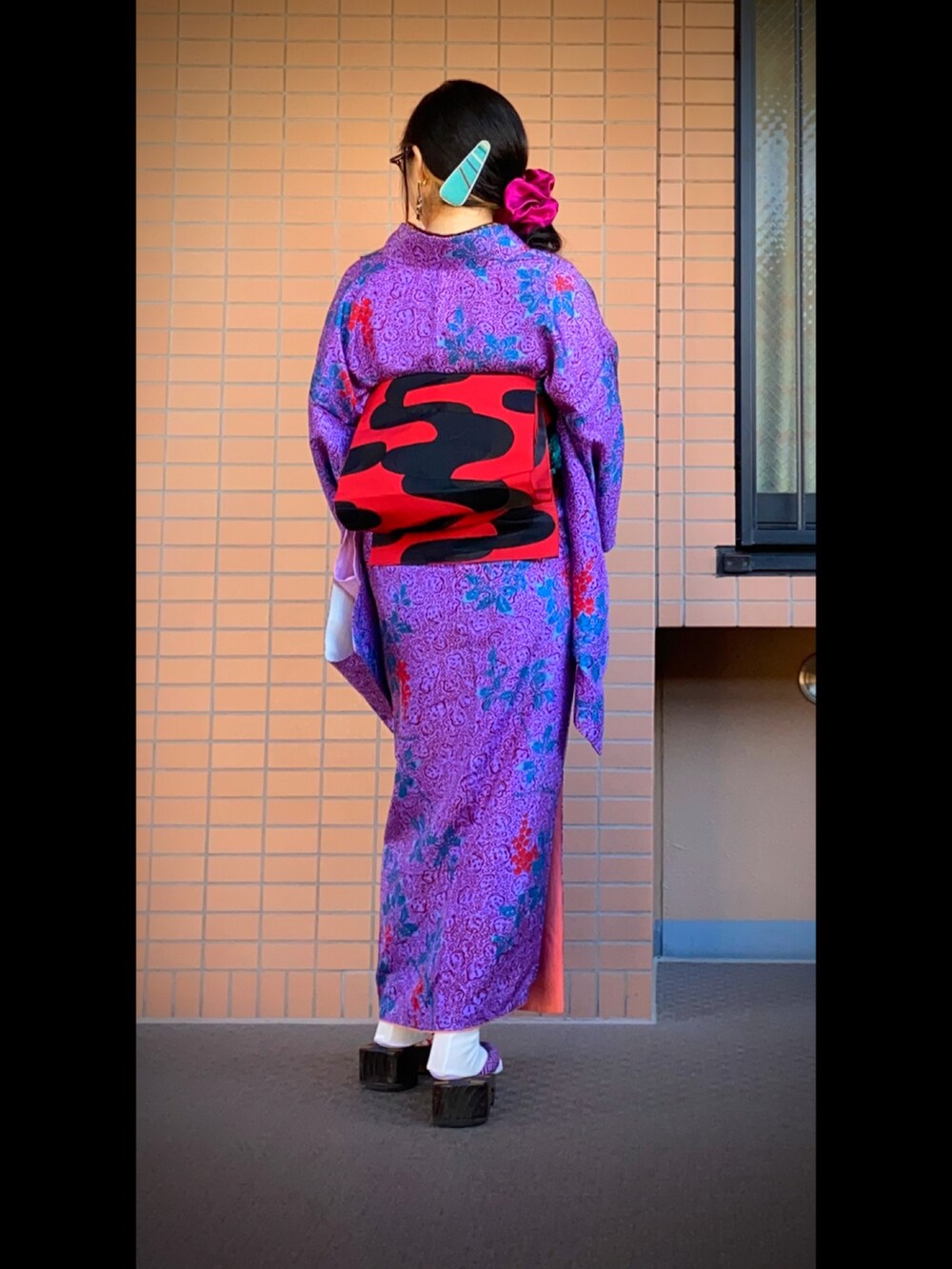 その他のその他シューズ、その他のバッグ、パープル系の着物を着用したレディースの冬コーディネートの2枚目の写真